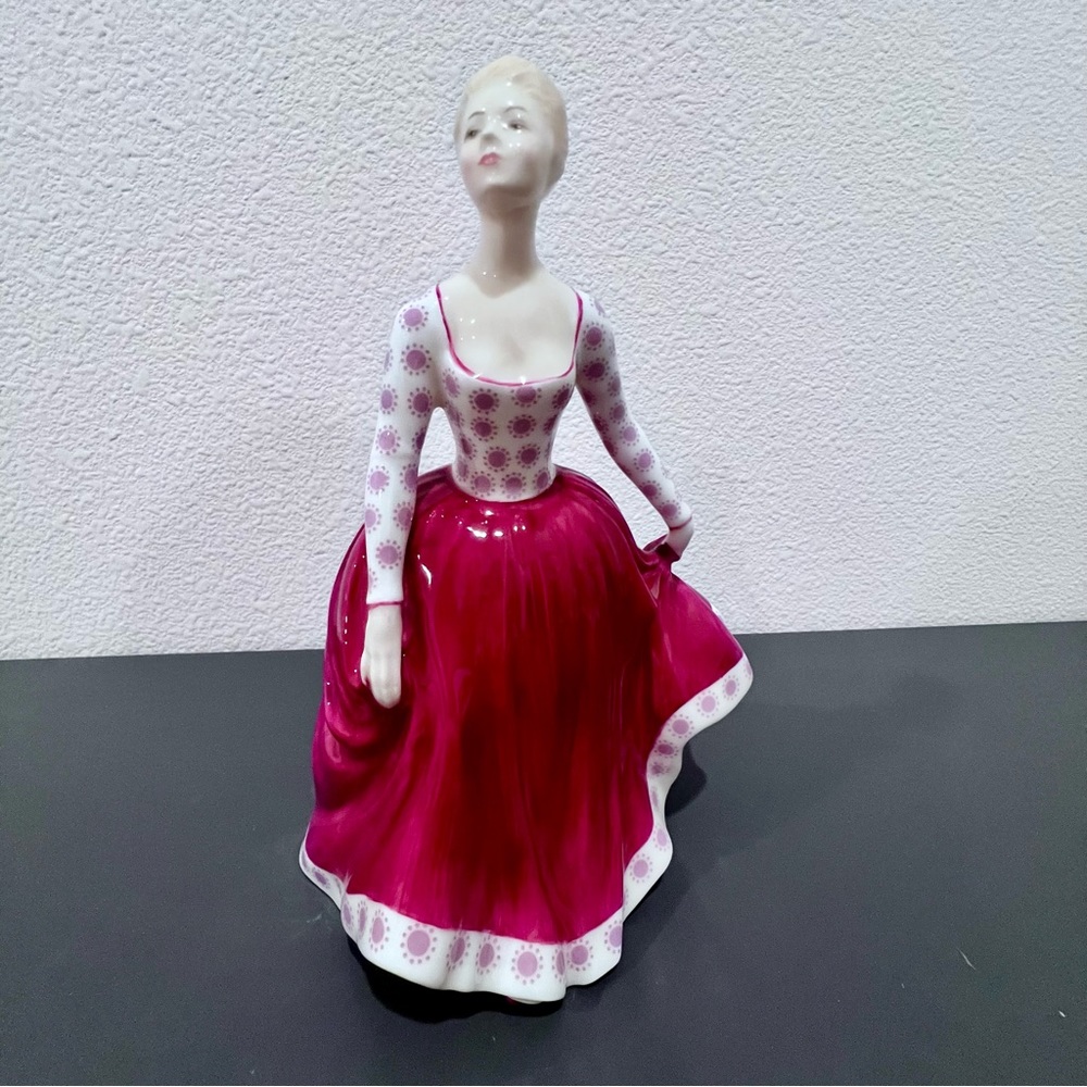 1973 Royal Doulton England HN2694 Porcelain Figurine “ FIONA “ - Vintage NWT